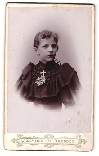 Fotografie O. Zimmer, Dresden, Portrait junges Mädchen im schwarzen Kleid mit Kreuzkette