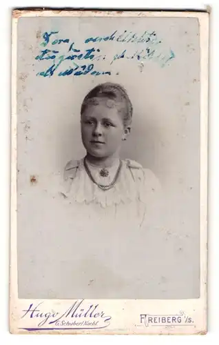 Fotografie Hugo Müller, Freiberg i / S., Portrait junge Dame mit zurückgebundenem Haar