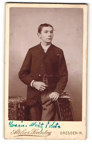 Fotografie Ernst Sonntag, Dresden-N, Portrait junger Mann in zeitgenössischer Kleidung
