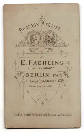 Fotografie E. Faehling, Berlin, Portrait junger Herr in modischer Kleidung mit Schnurrbart