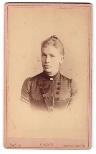 Fotografie H. Noack, Berlin, Portrait junge Dame mit zurückgebundenem Haar