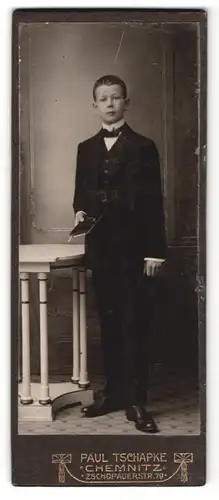 Fotografie Paul Tschapke, Chemnitz, Portrait Kommunikant mit Gebetsbuch