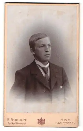 Fotografie E. Rudolph, Hof, Portrait charmanter Herr im Anzug mit Krawatte