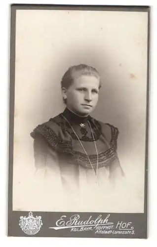 Fotografie E. Rudolph, Hof, Portrait junge Dame mit zurückgebundenem Haar