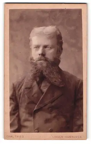 Fotografie Carl Thies, Linden-Hannover, Portrait modisch gekleideter Herr mit Vollbart