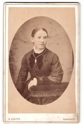 Fotografie H. Günter, Hannover, Portrait junge Dame mit zurückgebundenem Haar