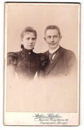 Fotografie E. W. Schulze, Hannover, Portrait bürgerliches Paar in eleganter Kleidung