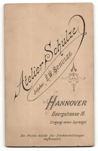 Fotografie E. W. Schulze, Hannover, Portrait bürgerliches Paar in eleganter Kleidung