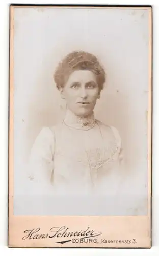 Fotografie Hans Schneider, Coburg, Portrait junge Dame in hübscher Kleidung mit Kragenbrosche