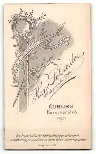 Fotografie Hans Schneider, Coburg, Portrait junge Dame in hübscher Kleidung mit Kragenbrosche