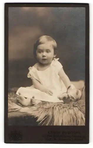 Fotografie Ernst Rufolph, Hof i. B., Portrait niedliches Kleinkind im weissen Hemd mit Spieltier