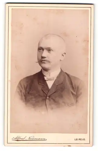 Fotografie Alfred Naumann, Leipzig, Portrait modisch gekleideter Herr mit Schnurrbart