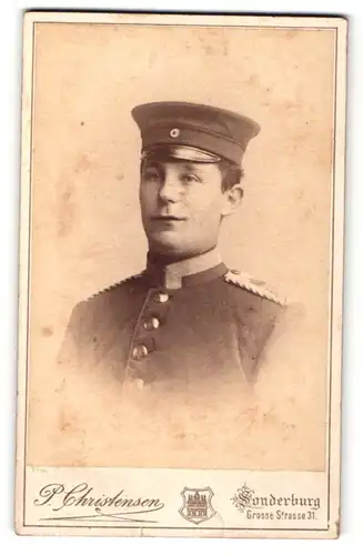 Fotografie P. Christensen, Sonderburg, Portrait Soldat in Uniform mit Schirmmütze