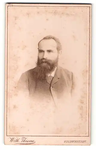 Fotografie Wilh. Thieme, Halberstadt, Portrait modisch gekleideter Herr mit Vollbart