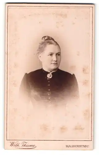 Fotografie Wilh. Thieme, Halberstadt, Portrait junge Dame mit Hochsteckfrisur und Kragenbrosche