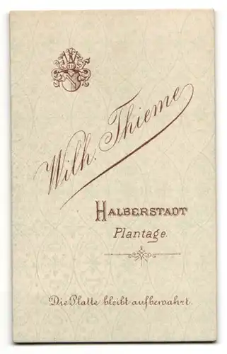 Fotografie Wilh. Thieme, Halberstadt, Portrait junge Dame mit Hochsteckfrisur und Kragenbrosche