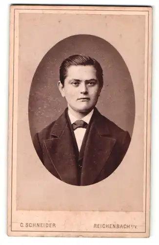 Fotografie C. Schneider, Reichenbach i / V., Portrait junger Mann in eleganter Kleidung mit Fliege
