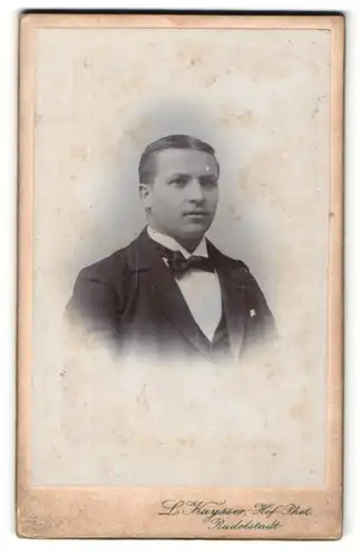 Fotografie L. Kaysser, Rudolstadt, Portrait charmanter Herr mit Fliege im Anzug