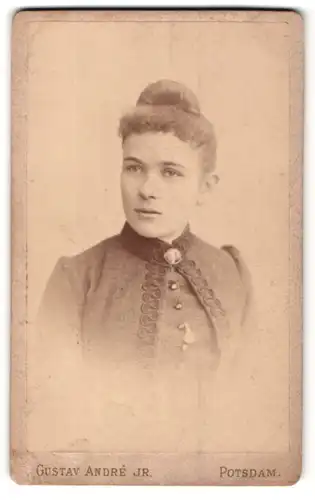 Fotografie Gustav Andre Jr., Potsdam, Portrait schönes Fräulein in bestickter Bluse