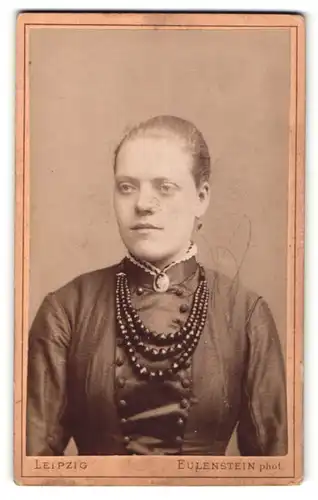 Fotografie Eulenstein, Leipzig, Portrait schöne Frau mit Ohr- und Halsschmuck