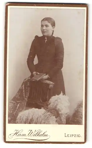 Fotografie Herm. Wilhelm, Leipzig, Portrait hübsches Fräulein mit Kreuzkette