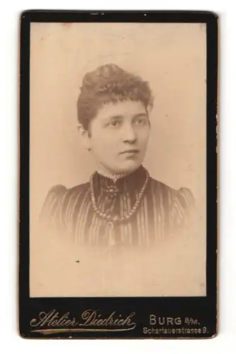 Fotografie Atelier Dietrich, Burg b. M., Portrait bezaubernde Dame mit Brosche am Kragen