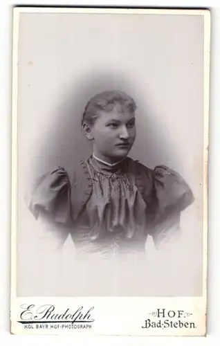 Fotografie E. Rudolph, Bad Steben, Portrait hübsches Fräulein im schwarzen Kleid