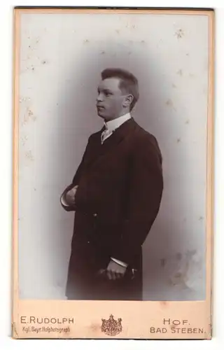 Fotografie E. Rudolph, Bad Steben, Portrait charmanter Herr im Anzug