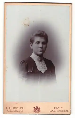 Fotografie E. Rudolph, Bad Steben, Portrait junge Dame in bestickter Bluse