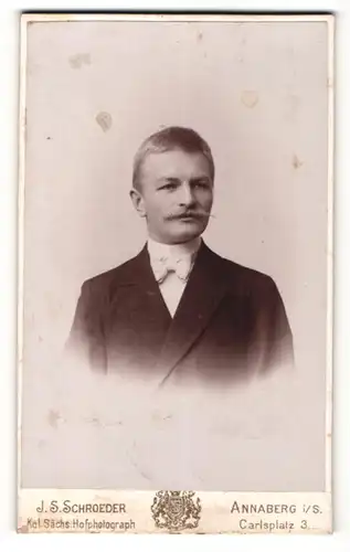 Fotografie J. S. Schroeder, Annaberg, Portrait dunkelhaariger Herr mit Schnurrbart