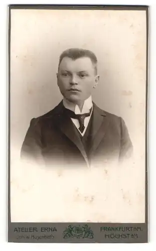 Fotografie Atelier Erna, Frankfurt a. M., Portrait junger Mann mit Krawatte im Anzug