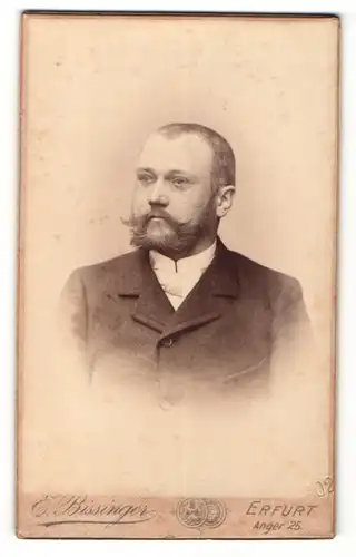 Fotografie E. Bissinger, Erfurt, Portrait edler Herr mit Vollbart