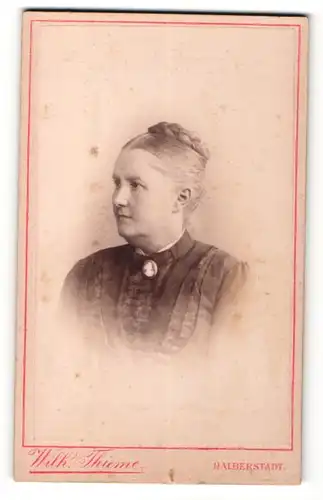 Fotografie Wilh. Thieme, Halberstadt, Portrait ältere Frau mit Brosche am Kragen