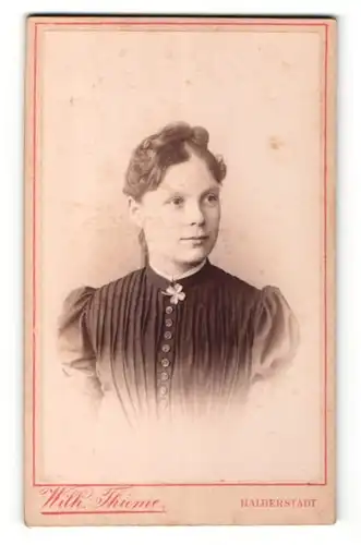 Fotografie Wilh. Thieme, Halberstadt, Portrait dunkelhaarige Dame im schwarzen Kleid