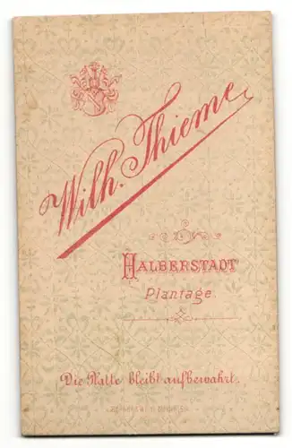 Fotografie Wilh. Thieme, Halberstadt, Portrait dunkelhaarige Dame im schwarzen Kleid