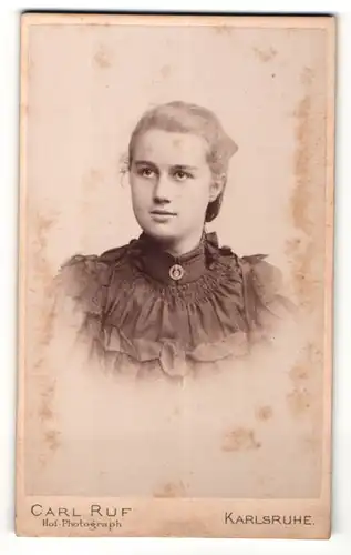 Fotografie Carl Ruf, Karlsruhe, Portrait schönes Mädchen im schwarzen Kleid