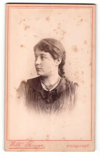Fotografie Wilh. Thieme, Halberstadt, Portrait bezaubernde Dame mit Halskette