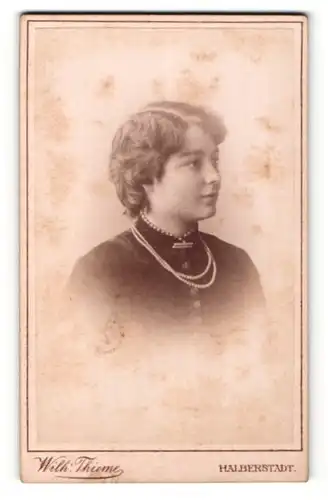 Fotografie Wilh. Thieme, Halberstadt, Portrait edle Frau mit Perlenkette