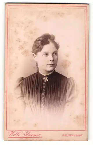 Fotografie Wilh. Thieme, Halberstadt, Portrait schönes Fräulein mit Kleeblatt am Kragen