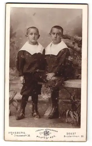 Fotografie Joseph Köppelmann, Soest, Portrait zwei kleine Jungen in Matrosenanzügen