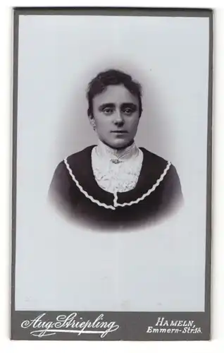 Fotografie Aug. Striepling, Hameln, Portrait junge Dame mit zurückgebundenem Haar