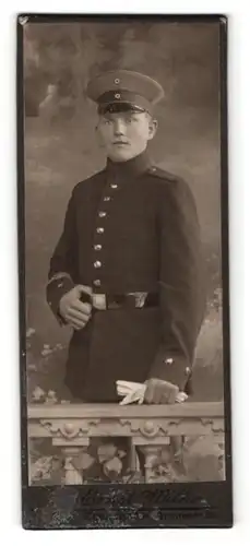 Fotografie Ernst Wilke, Goslar a / Harz, Portrait Soldat in Uniform mit Schirmmütze und Handschuhen