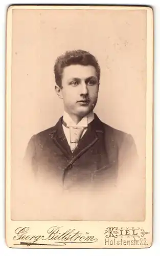 Fotografie Georg Billström, Kiel, Portrait junger Herr im Anzug mit Krawatte