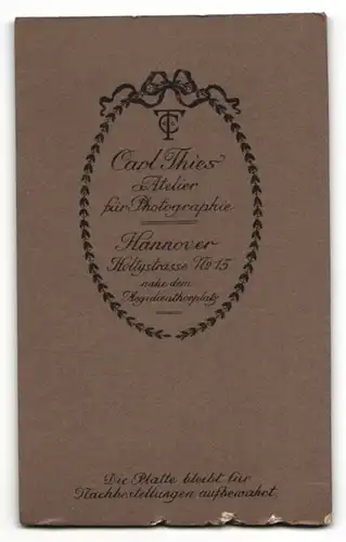 Fotografie Carl Thies, Hannover, Portrait bürgerliches Paar in eleganter Kleidung