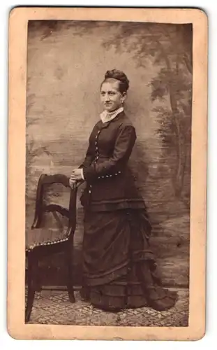 Fotografie unbekannter Fotograf und Ort, Portrait elegant gekleidete Dame an Stuhl gelehnt