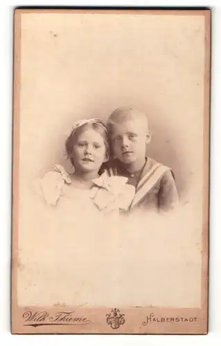 Fotografie Wilh. Thieme, Halberstadt, Portrait Kinderpaar in hübscher Kleidung