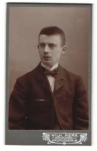 Fotografie Wilh. Merx, München, Portrait junger Herr im Anzug mit Fliege