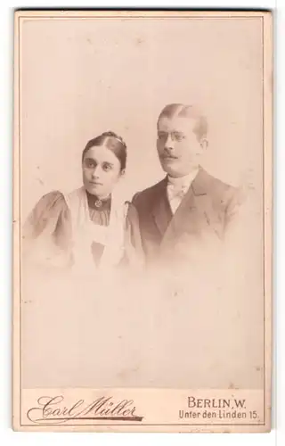 Fotografie Carl Müller, Berlin-W, Portrait bürgerliches Paar in zeitgenössischer Kleidung