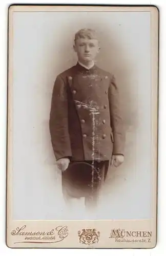 Fotografie Samson & Co., München, Portrait Soldat in Uniform mit Schirmmütze