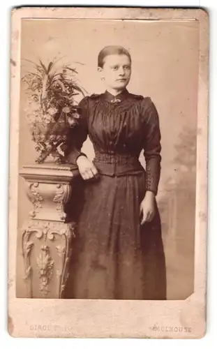 Fotografie Girol, Mulhouse, Portrait hübsch gekleidete Dame an Sockel gelehnt